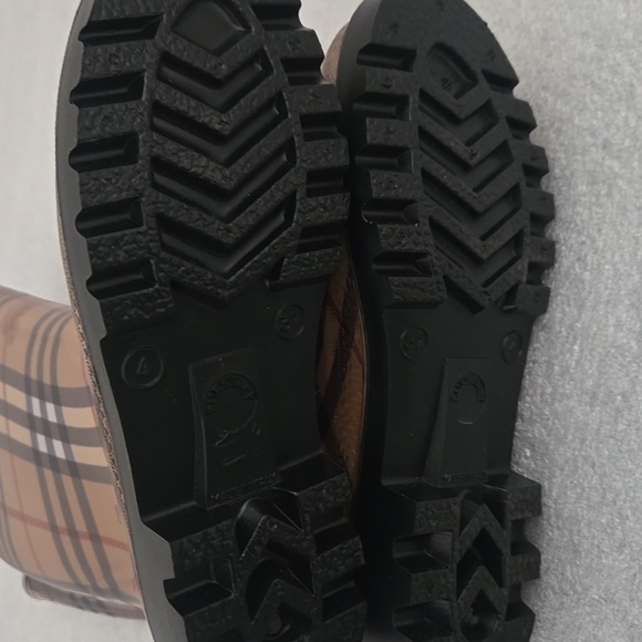 NEW Burberry Plaid Rain Boots - Picture 8 of 13